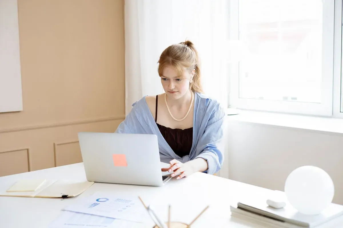 Profesional trabajando con documentación digital en una oficina